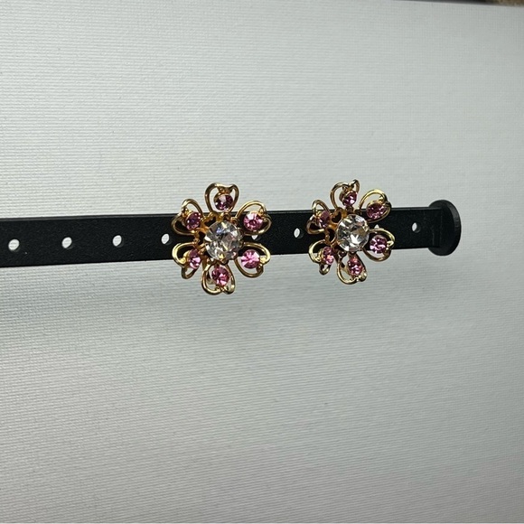 VINTAGE Gold Tone Flower Shaped Screwback Earrings w/ Pink and Clear Rhinestones - Picture 8 of 9